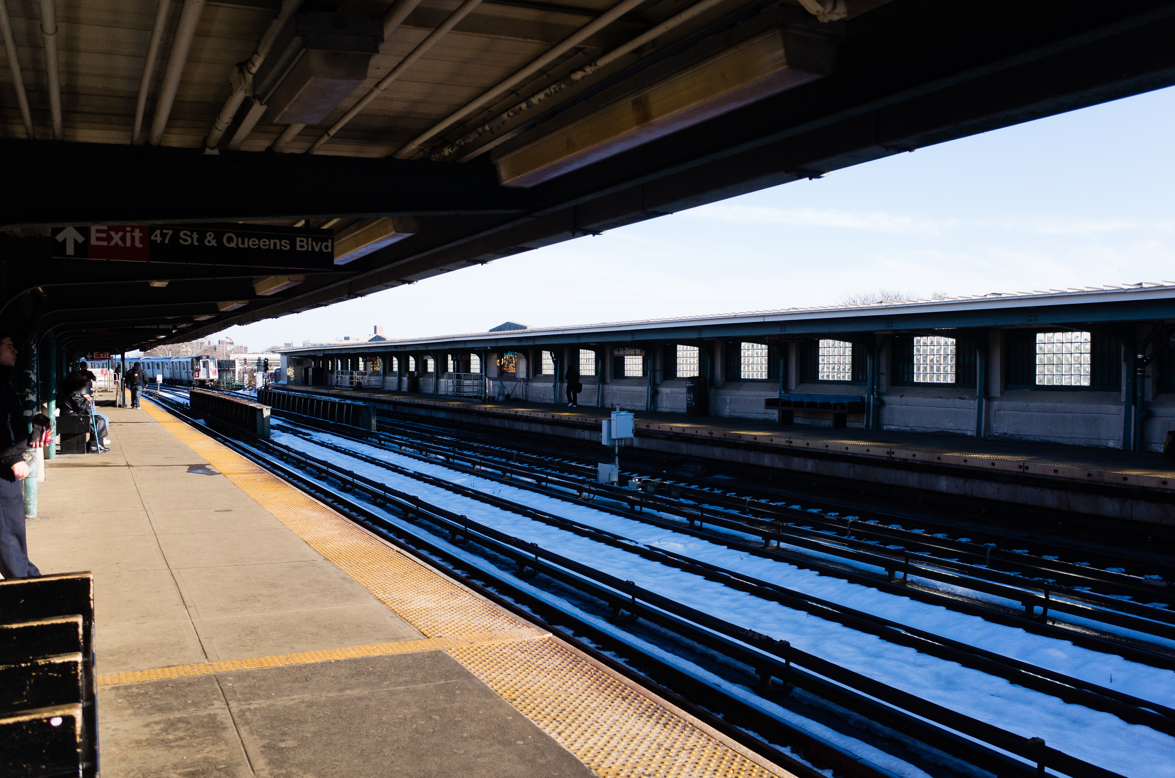 GR IIIで撮影した駅のプラットフォーム